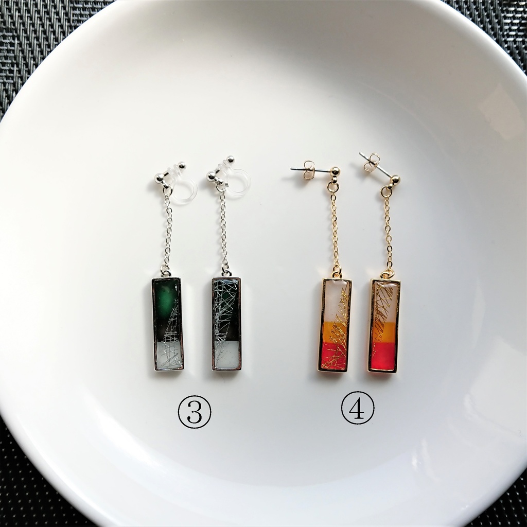 柱のプレートピアス