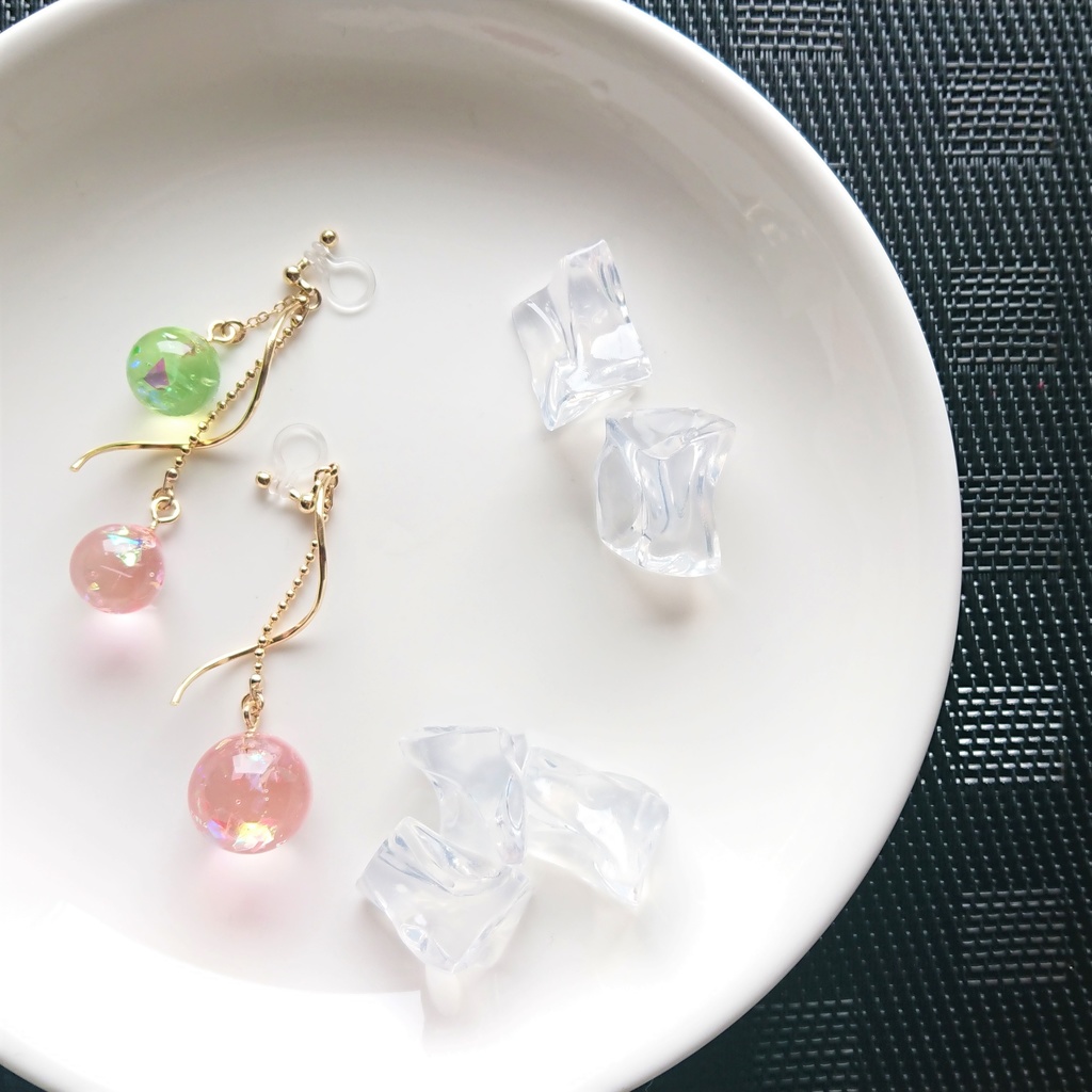 泡狐竜のピアス