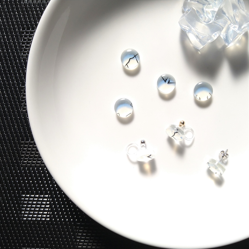金カムフェイスのスタッドピアス