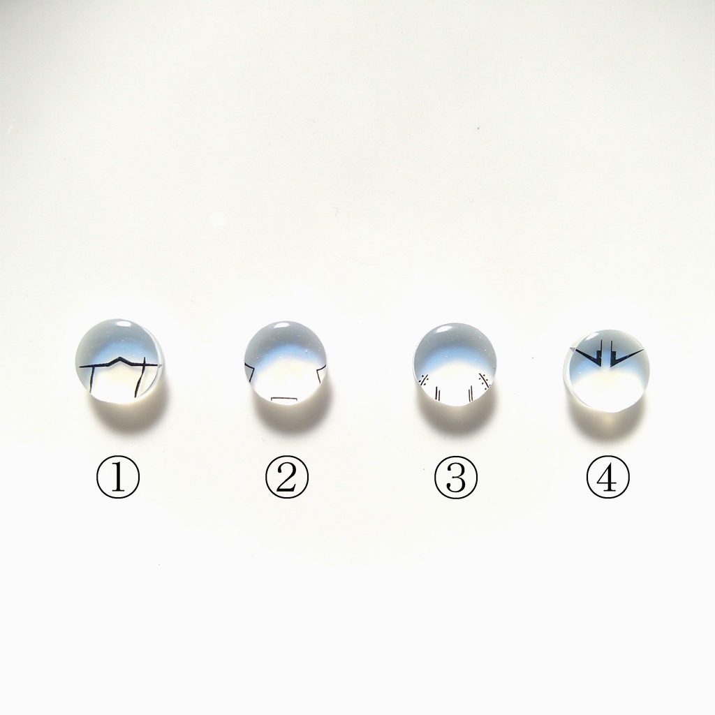 金カムフェイスのスタッドピアス