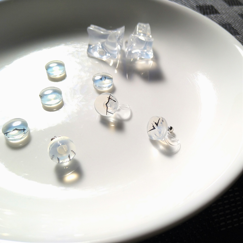 金カムフェイスのスタッドピアス