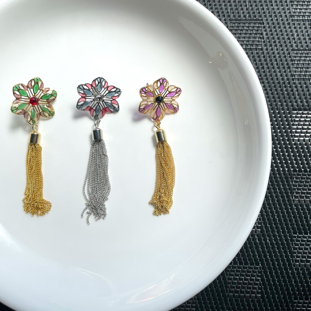 三名槍のタッセルピアス