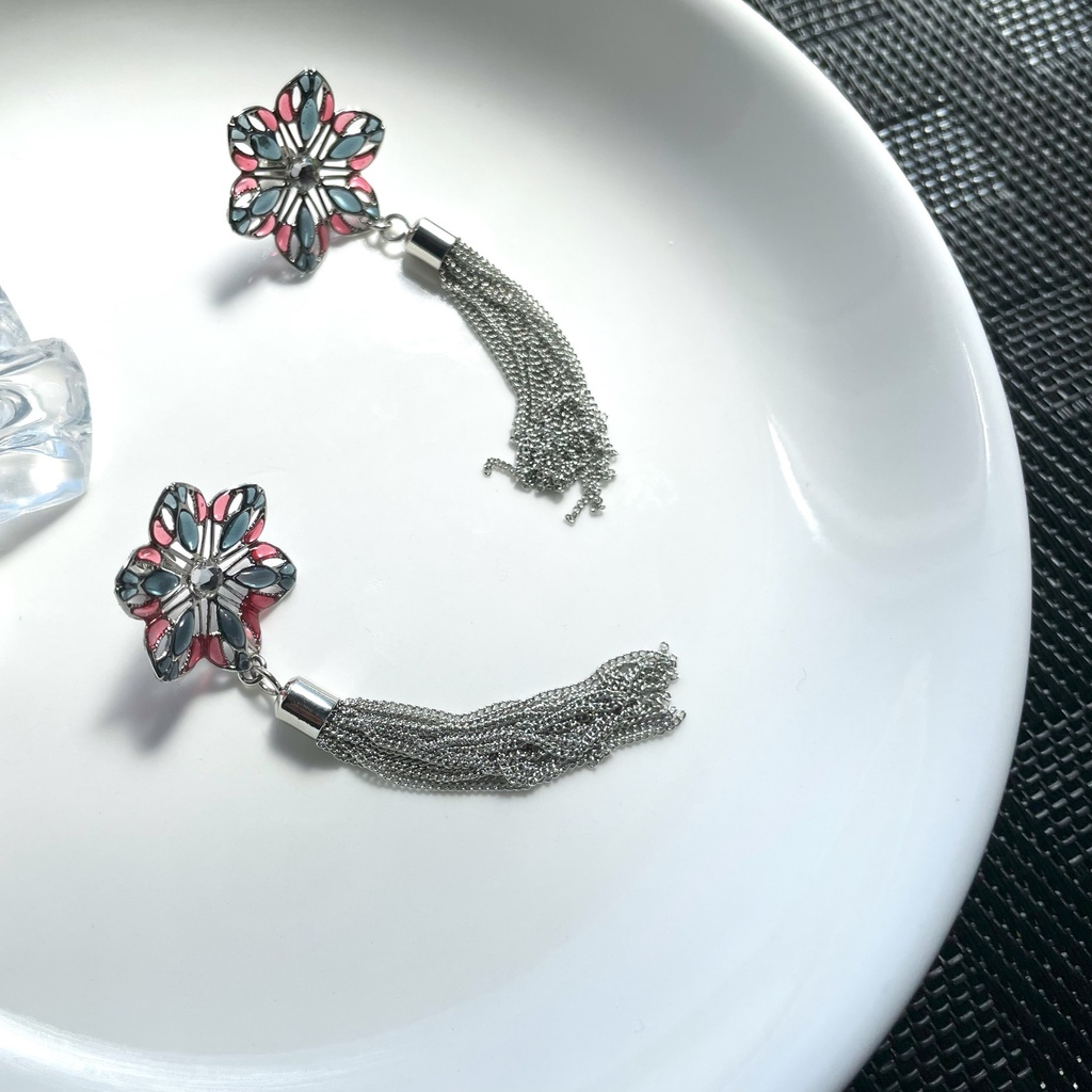 三名槍のタッセルピアス