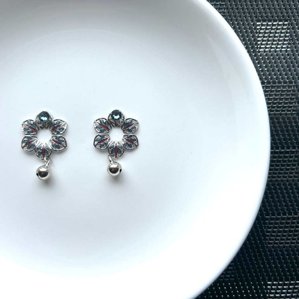 三名槍の鈴ピアス