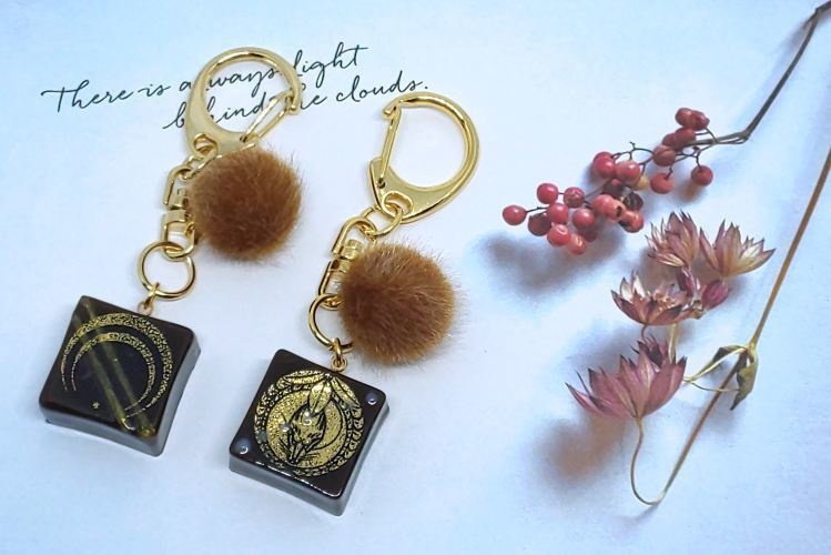 刀紋入りチョコ型キーホルダー