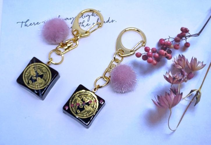 刀紋入りチョコ型キーホルダー