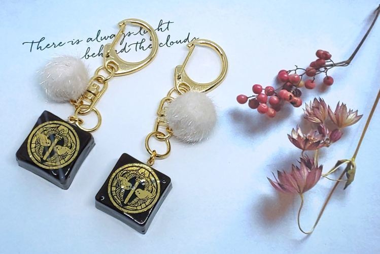 刀紋入りチョコ型キーホルダー