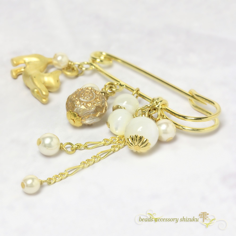 猫のカブトピン