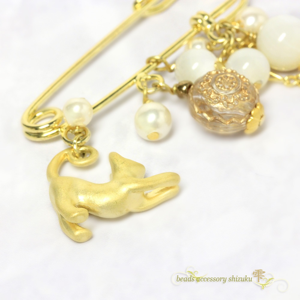 猫のカブトピン