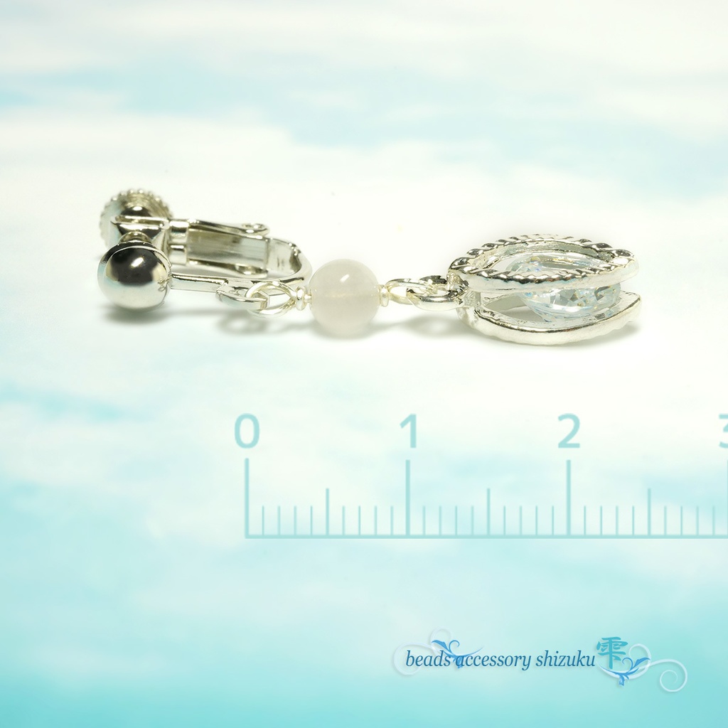 ガラスストーンのマーキスドロップ イヤリング/ピアス*ホワイトジェード