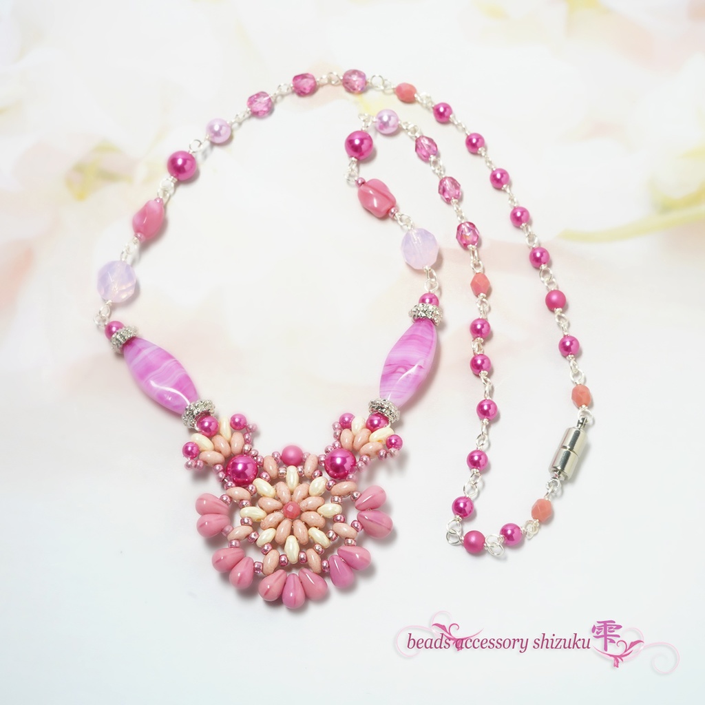 花編みショートネックレス*チェリーピンク