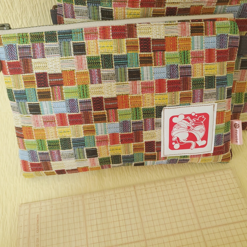 2022🌸ネコチャン柄の20㎝ファスナのサコッシュにもなるポーチ🍆🐬