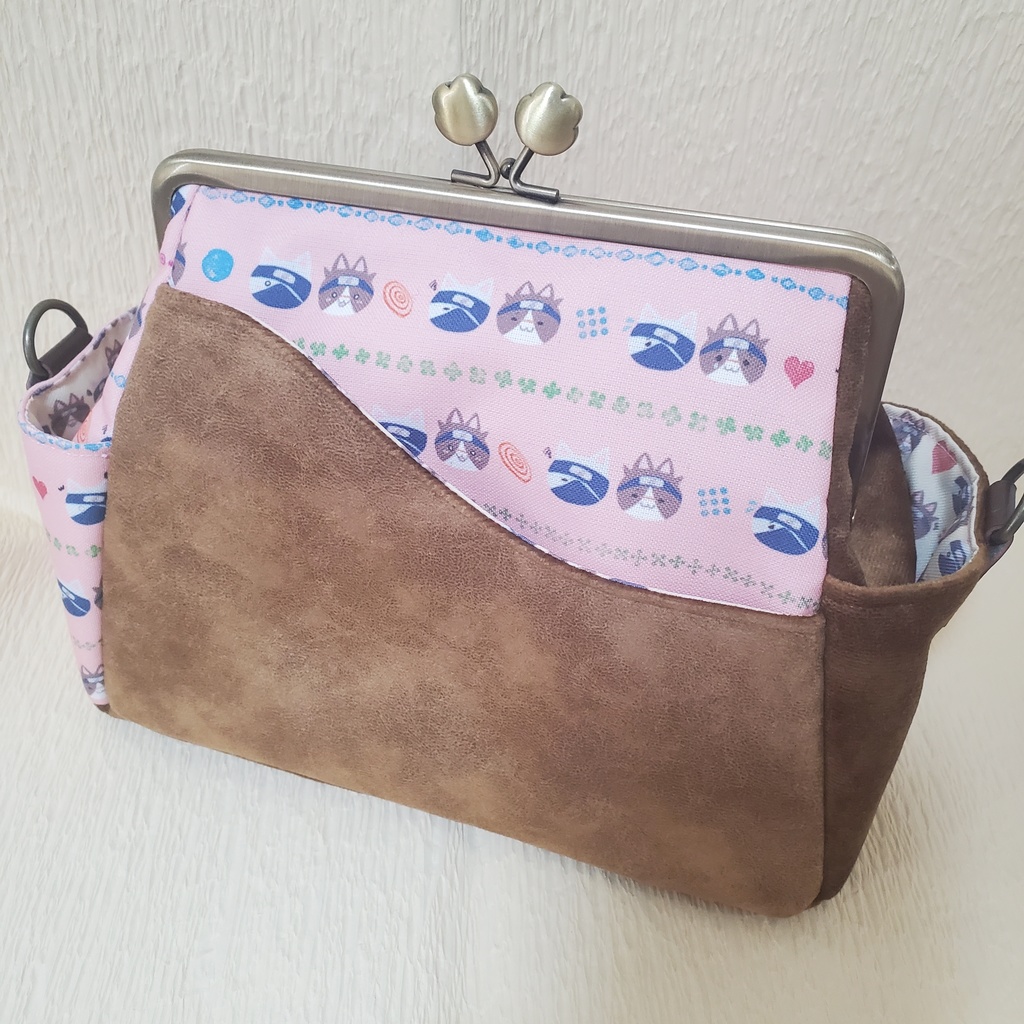 2022🌸ネコチャン柄のがま口ポケットショルダーバッグ【18cm/角型】🍆🐬