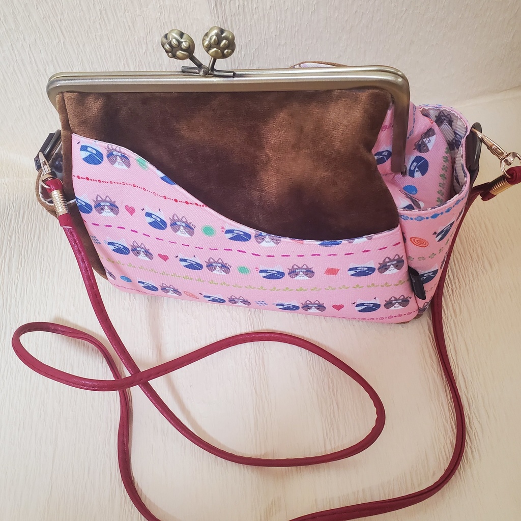 2022🌸ネコチャン柄のがま口ポケットショルダーバッグ【18cm/角型】🍆🐬