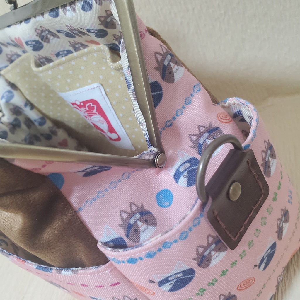 2022🌸ネコチャン柄のがま口ポケットショルダーバッグ【18cm/角型】🍆🐬