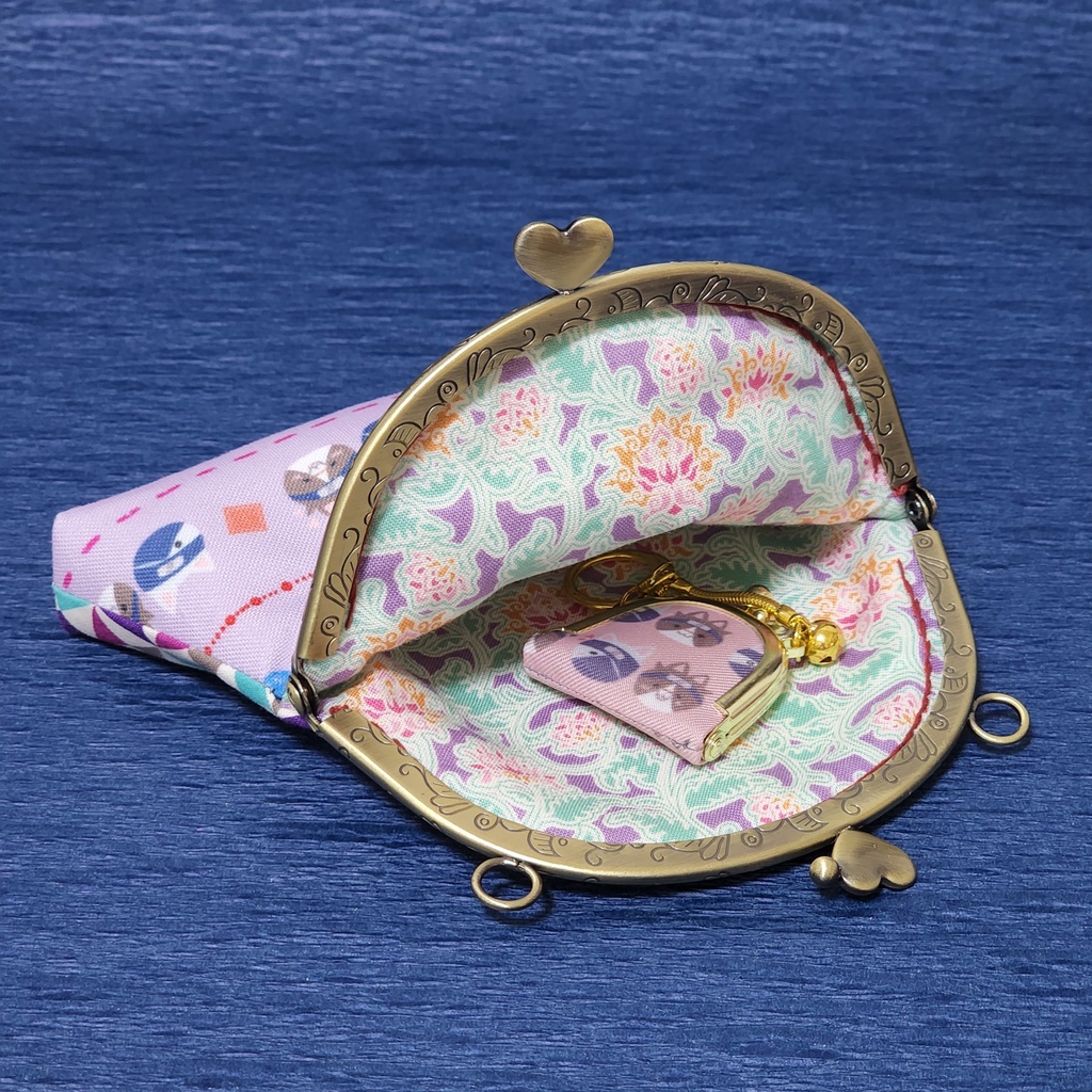 ネコチャン🐈柄のアンティーク口金のがま口🍆🐬