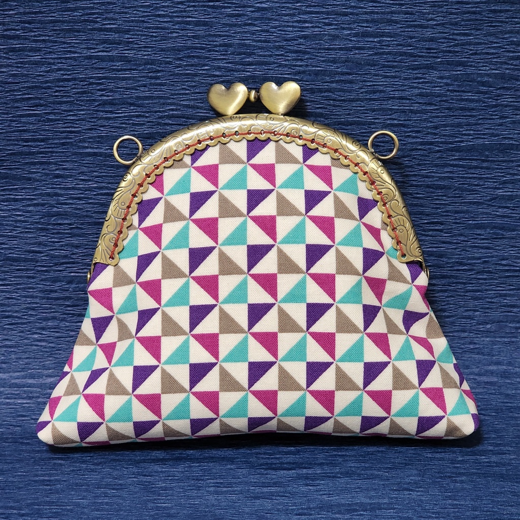 ネコチャン🐈柄のアンティーク口金のがま口🍆🐬