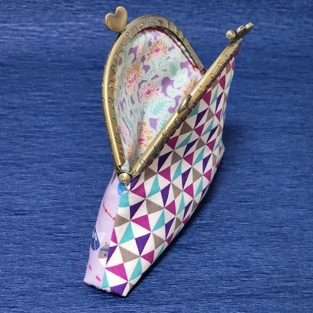 ネコチャン🐈柄のアンティーク口金のがま口🍆🐬