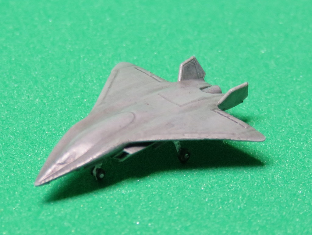 架空兵器「自律制御型 無人支援戦闘機 AIF-24」1/700