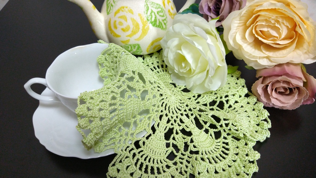 レース編みドイリー たっぷりフリル