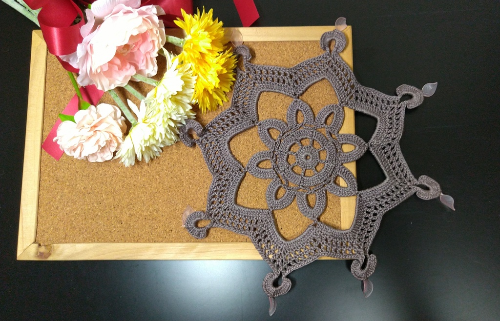 レース編み　ビーズつきジャグカバー