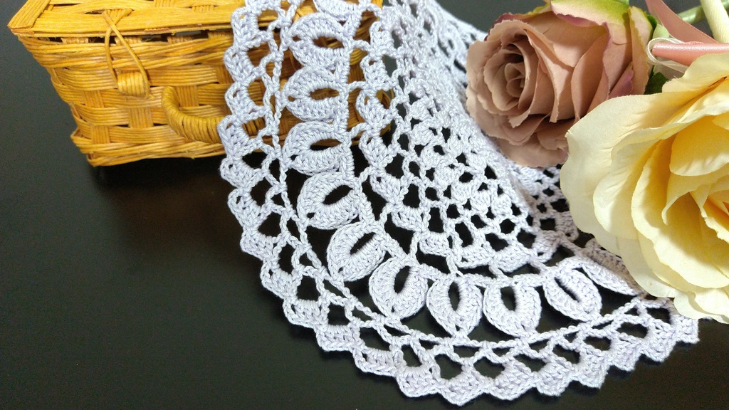 レース編みドイリー　細かいお花のモチーフ