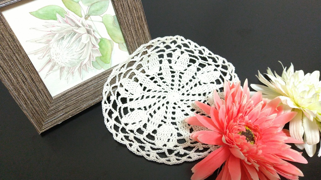 レース編みドイリー　チューリップのモチーフ