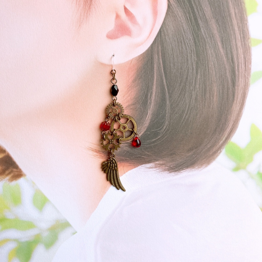 歯車と羽根の耳飾り