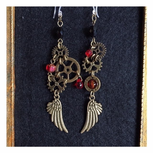 歯車と羽根の耳飾り