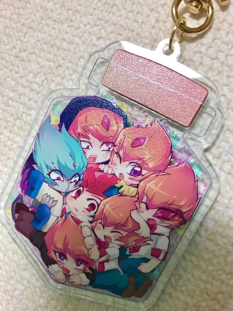 アクリルキーホルダーと缶バッジ