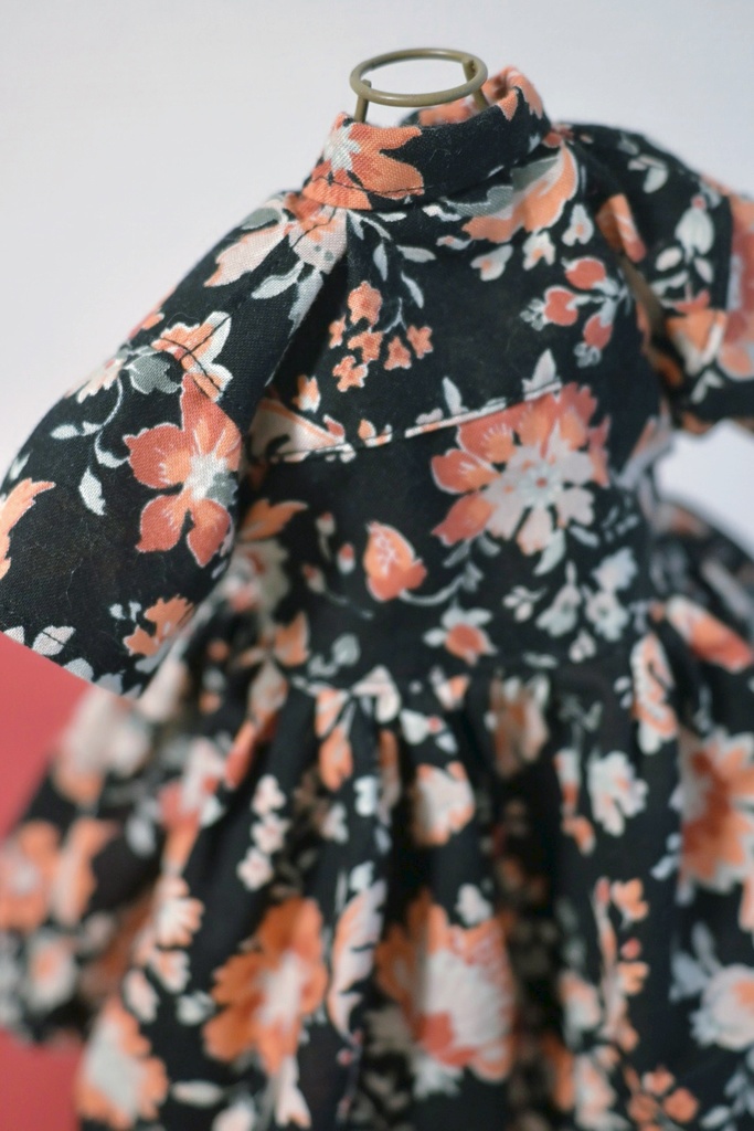 アンティークちっくな✳︎花柄ミニワンピ