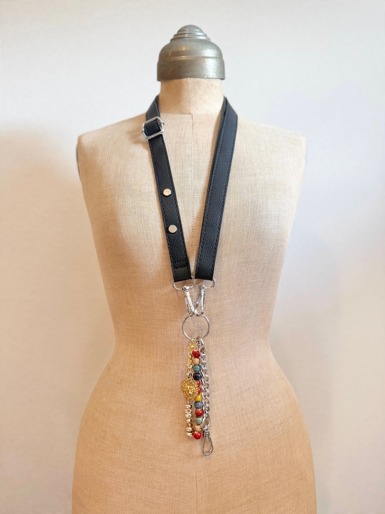 レオナ・キングスカラー　寮服イメージ　スマホストラップ