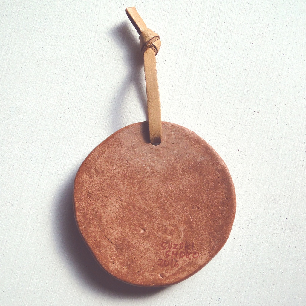 細い葉の陶土のオーナメント 粘土 オブジェ 植物模様