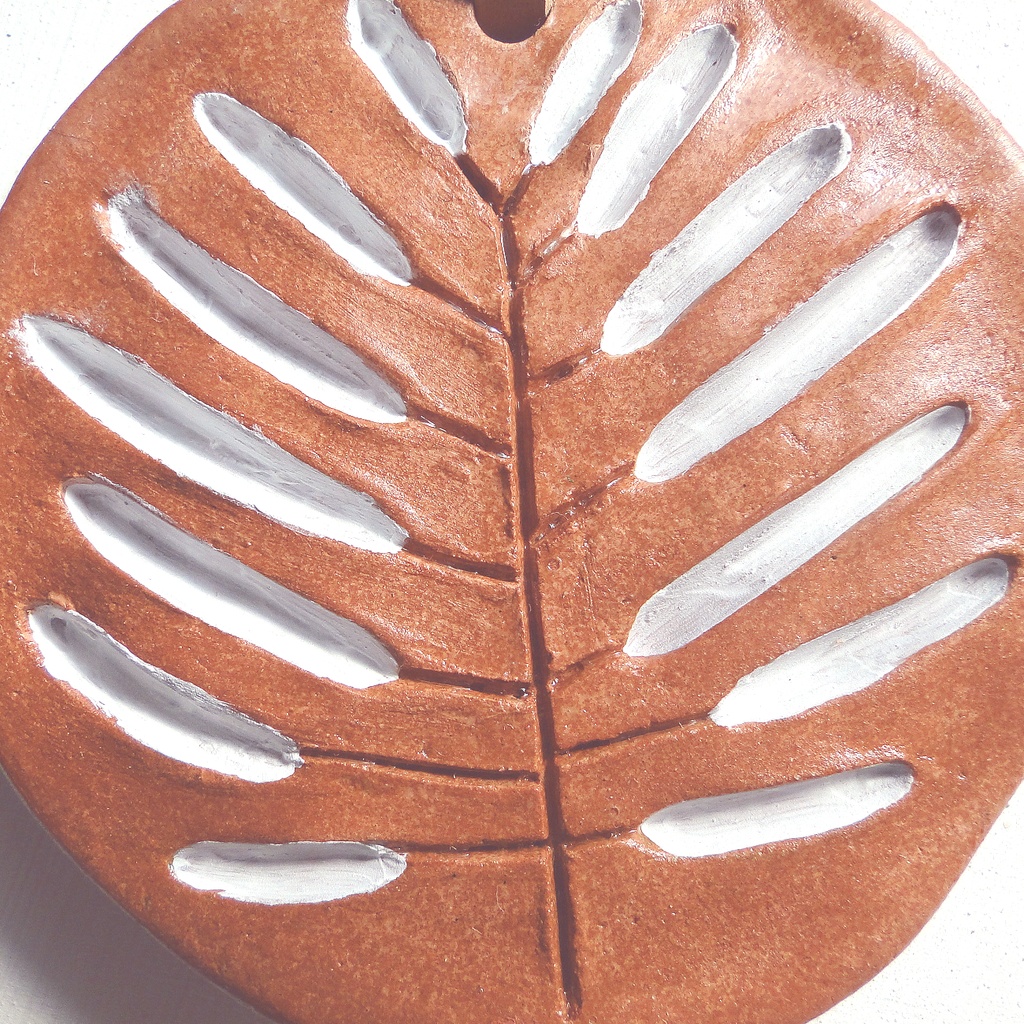 細い葉の陶土のオーナメント 粘土 オブジェ 植物模様