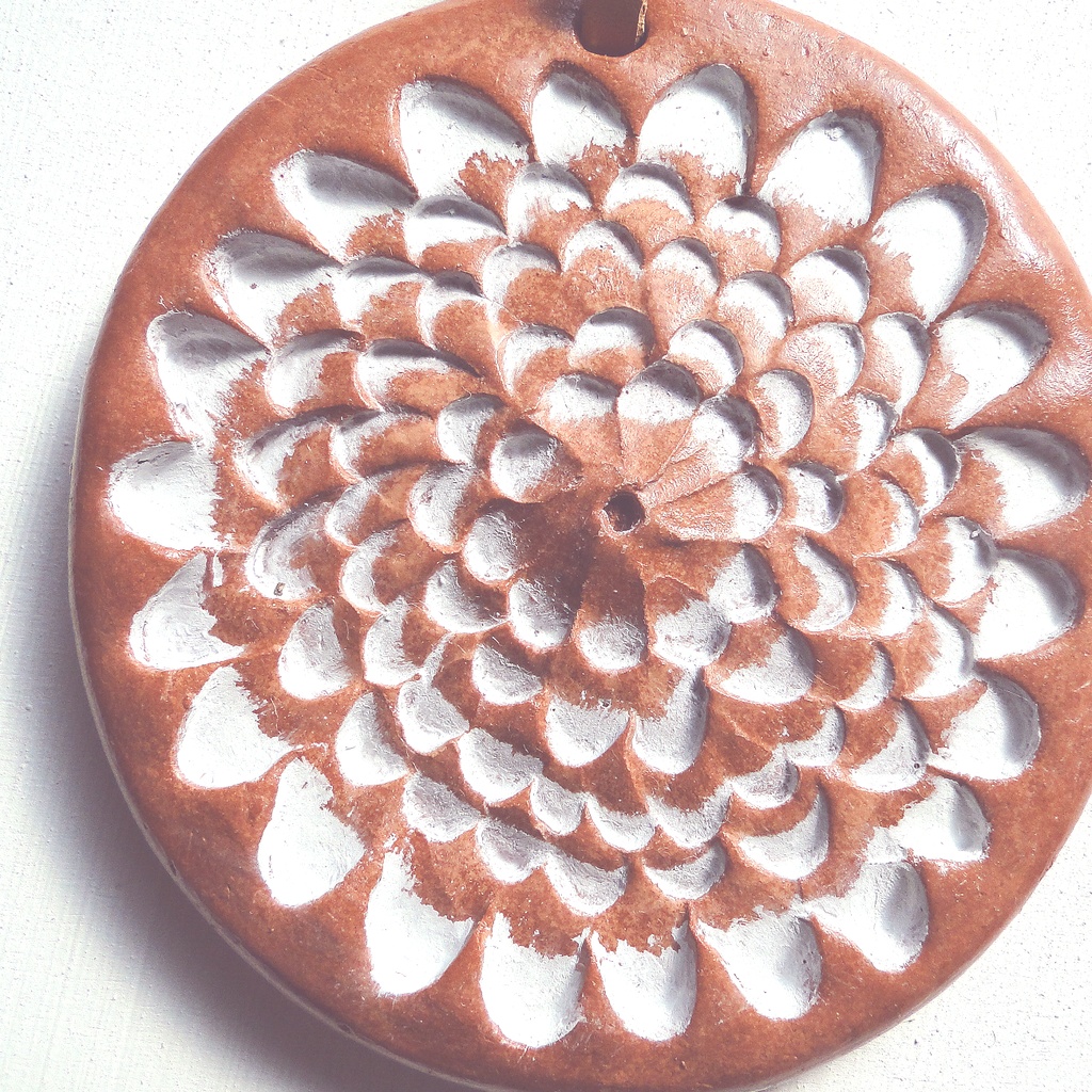 白い花の陶土のオーナメント 粘土 オブジェ 植物模様