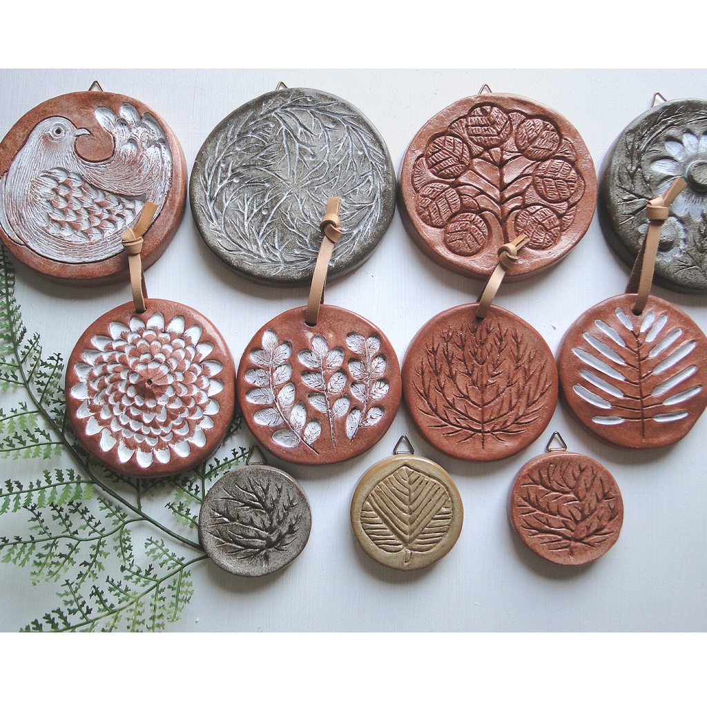 白い花の陶土のオーナメント 粘土 オブジェ 植物模様