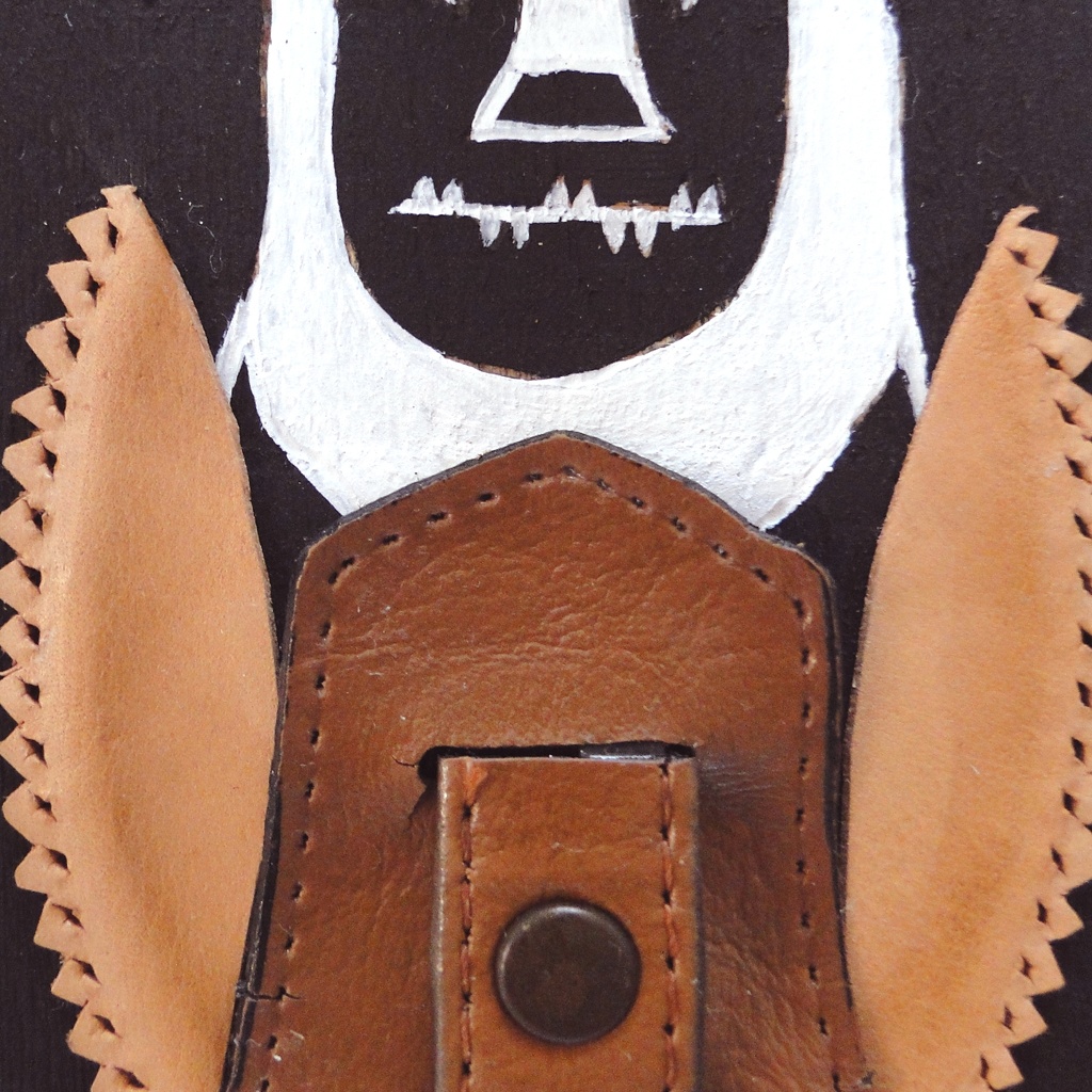 革鎧をつけた翼のある戦士のウッドバーニングアート アフリカ オブジェ 木工 木雑貨 精霊 民族 エスニック No4