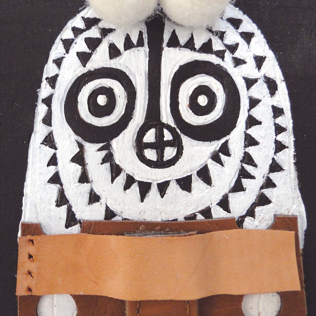 革鎧をつけた目の丸いの戦士のウッドバーニングアート アフリカ オブジェ 木工 木雑貨 精霊 民族 エスニック No3