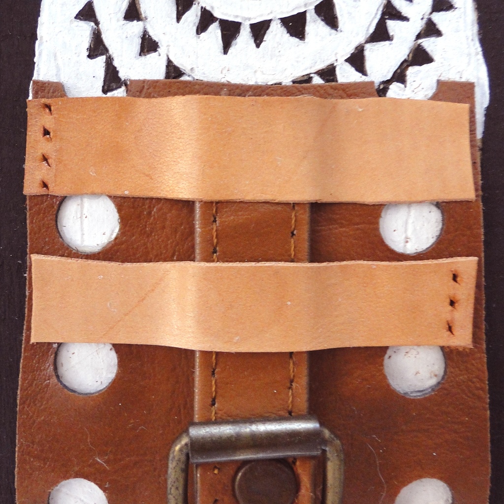 革鎧をつけた目の丸いの戦士のウッドバーニングアート アフリカ オブジェ 木工 木雑貨 精霊 民族 エスニック No3