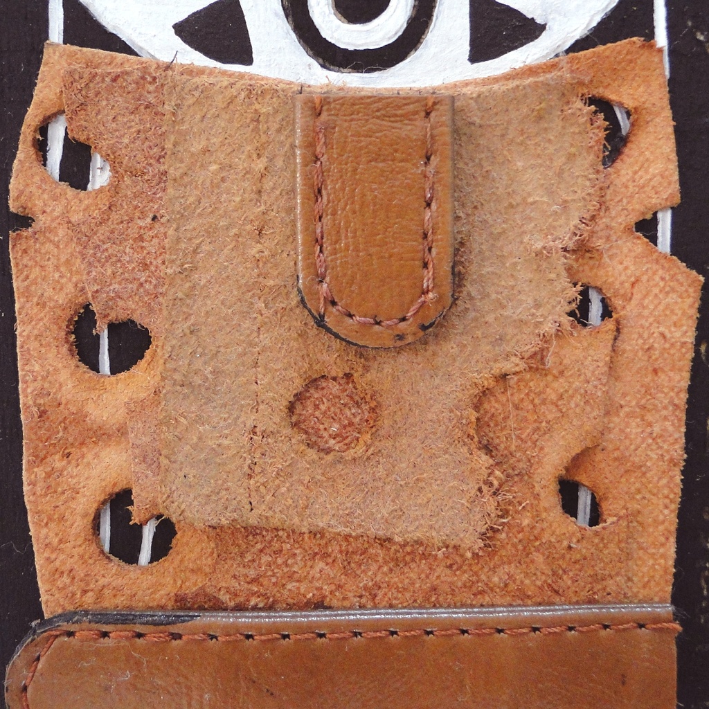 革鎧をつけた丸い目の戦士のウッドバーニングアート アフリカ オブジェ 木工 木雑貨 精霊 民族 エスニック No2