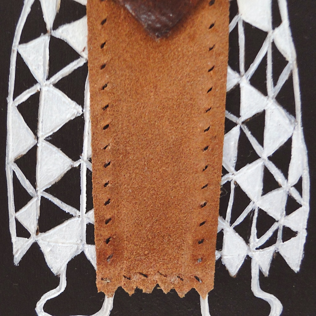 革鎧をつけたツノ戦士のウッドバーニングアート アフリカ オブジェ 木工 木雑貨 精霊 民族 エスニック No1