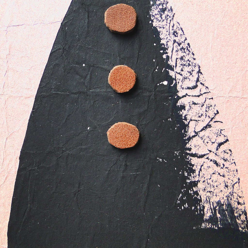 ヴィンテージ風くしゃくしゃアート 原画 絵画 キャンバス画 革ボタン ピンク No15