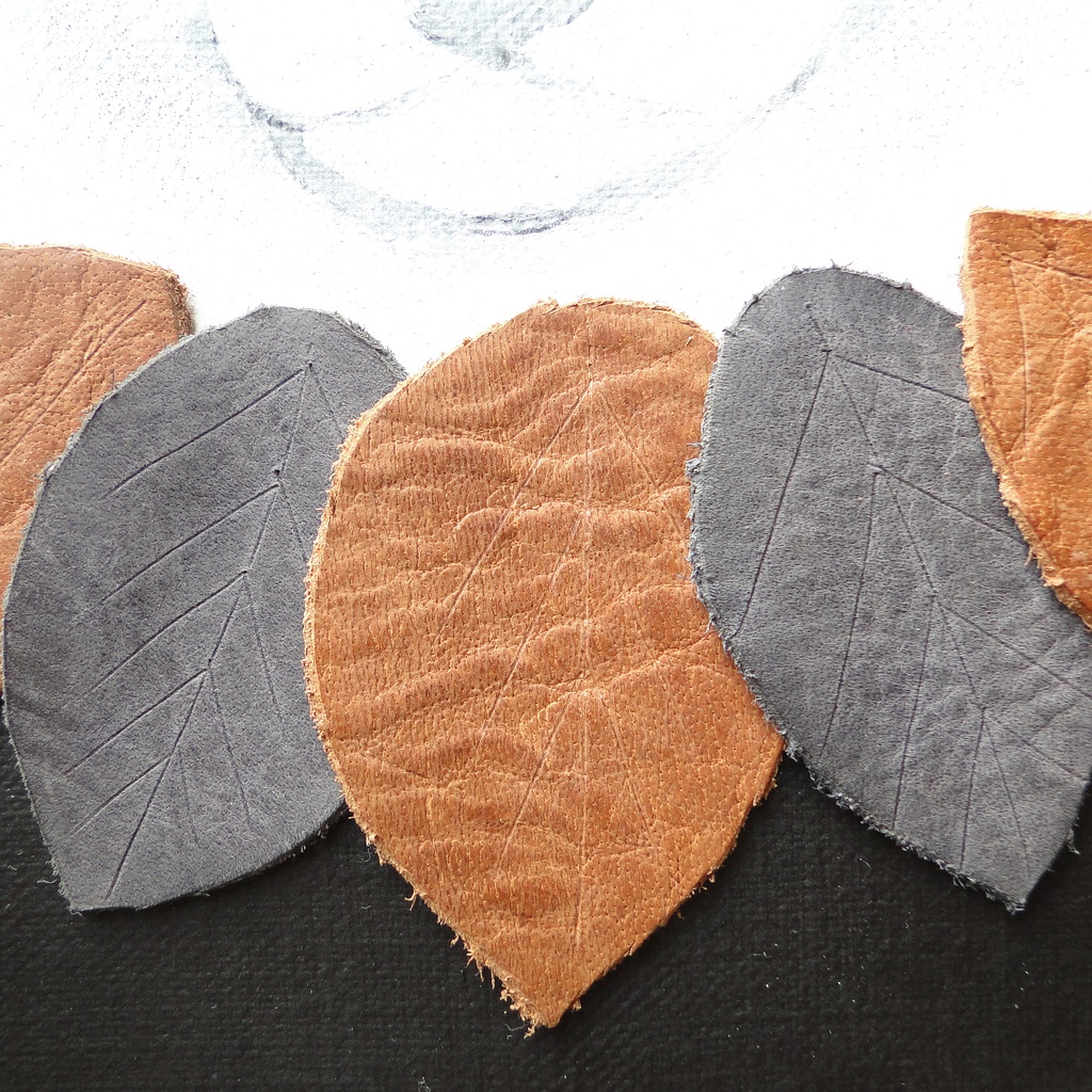 フェレットと革飾りのアート 原画 絵画 キャンバス画 動物の絵 イタチ 壁飾り