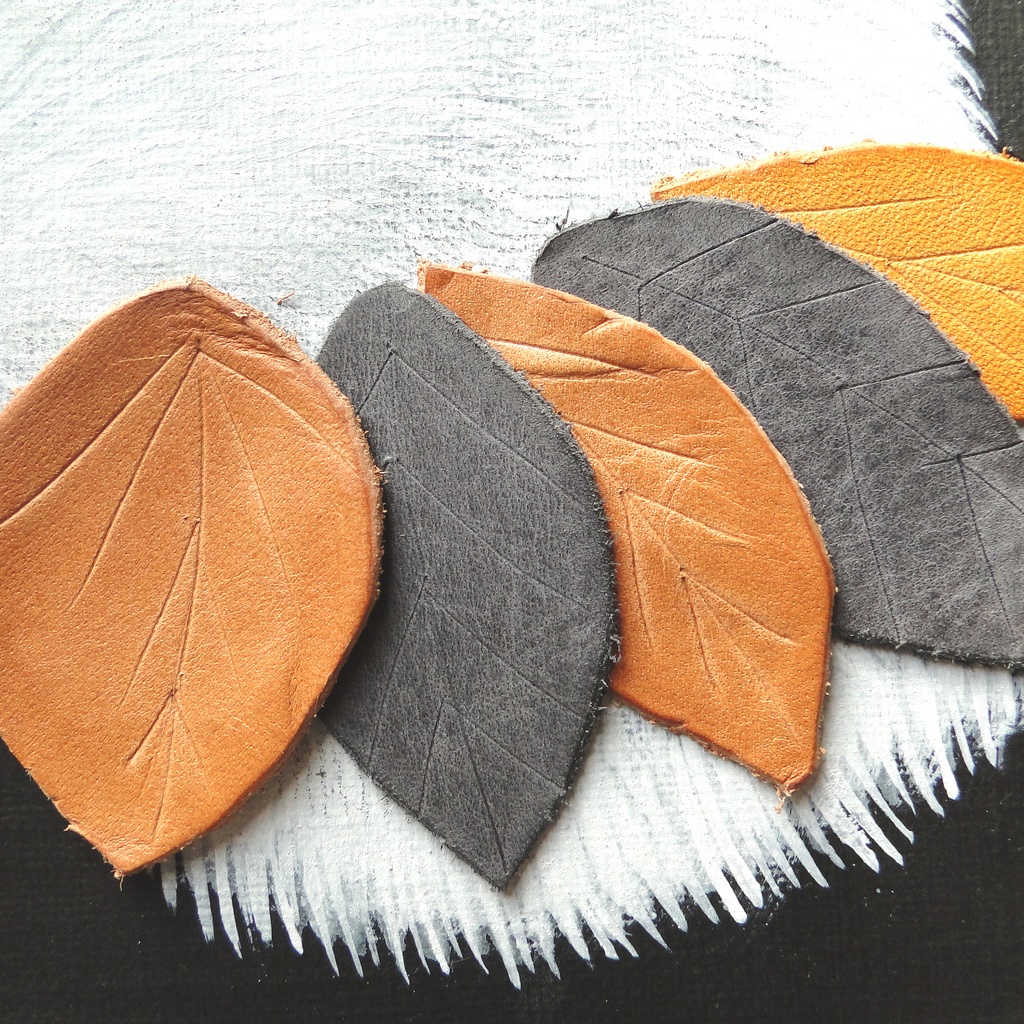 うさぎと革飾りのアート 原画 絵画 キャンバス画 動物の絵 小動物 壁飾り