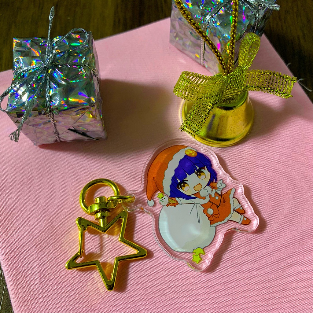 クリスマスはまだだけど、サンタ風味のわたりたまアクリルキーホルダー