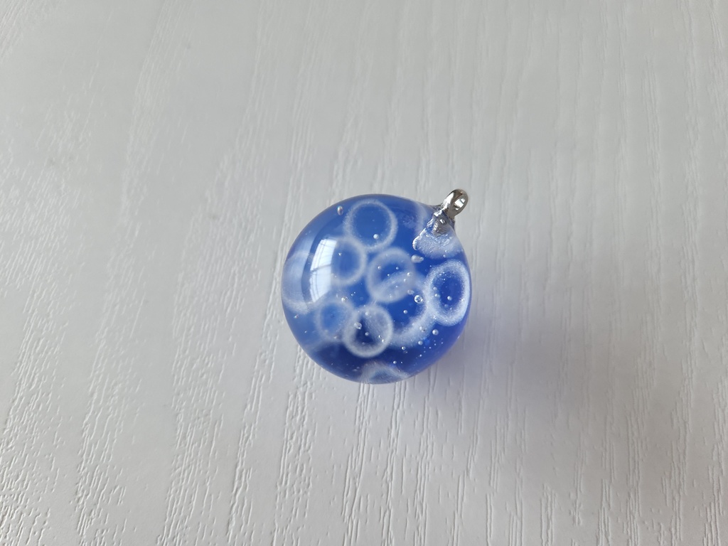 クラゲ模様ネックレス