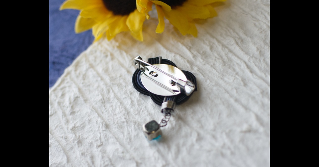 だきあわじ🌱ブローチ