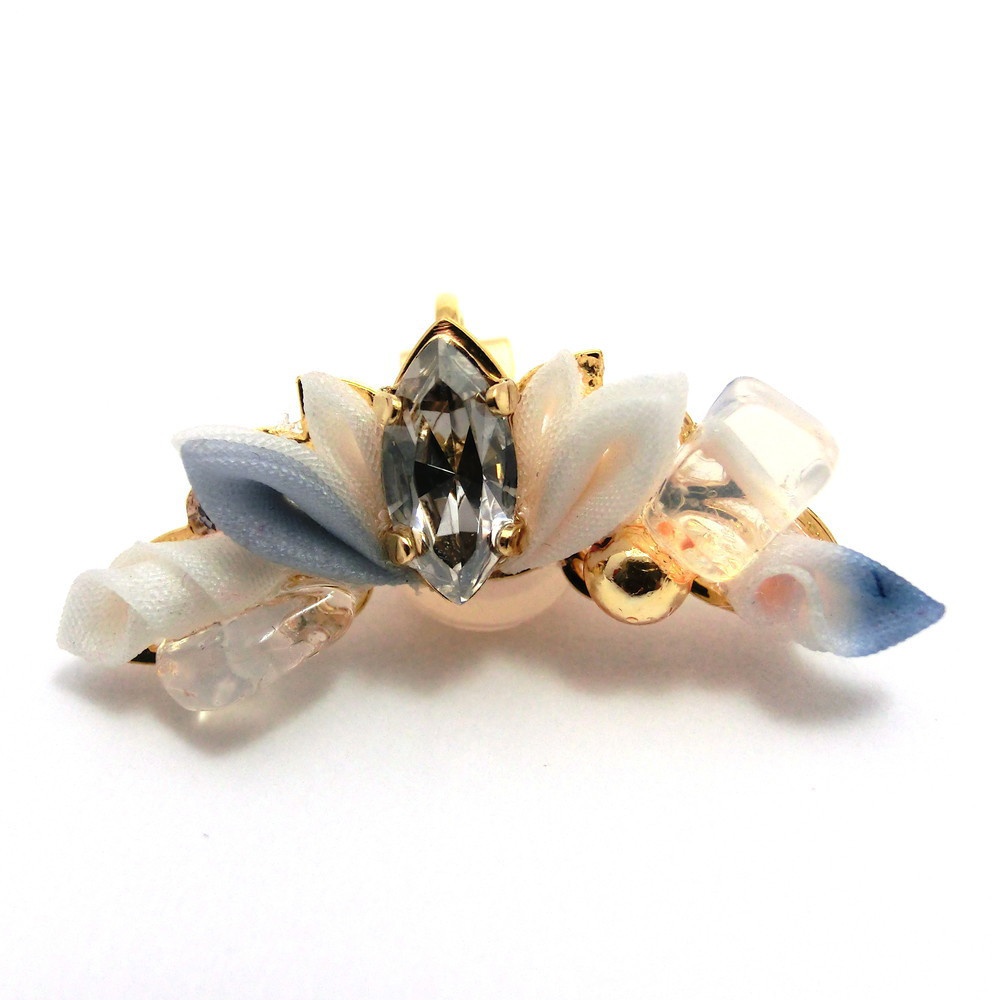 つまみ細工 イヤーカフ "月の欠片"<ホワイトジェイド>