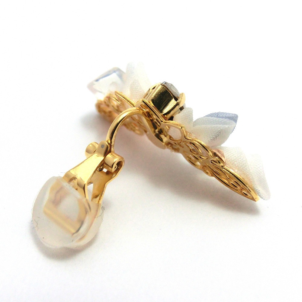 つまみ細工 イヤーカフ "月の欠片"<ホワイトジェイド>