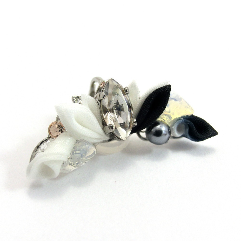 つまみ細工 イヤーカフ "月の欠片"<ブラックジェイド>